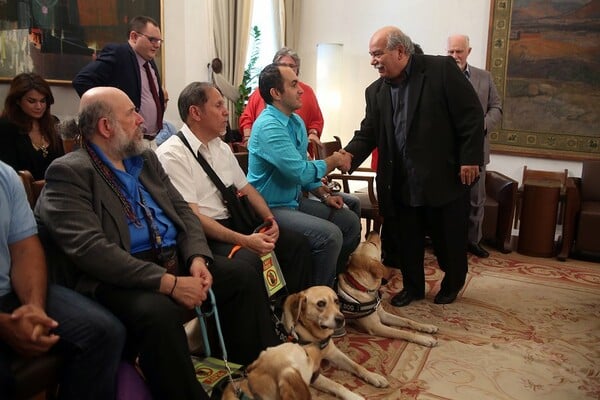 Για πρώτη φορά εκπρόσωποι σωματείων τυφλών επισκέφθηκαν τη Βουλή μαζί με τους συνοδούς σκύλους τους