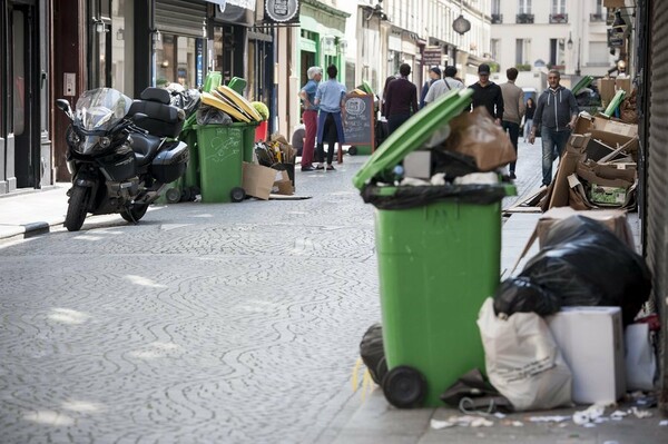 Οι οδοκαθαριστές στο Παρίσι αρνήθηκαν να σταματήσουν την απεργία ενόψει Euro