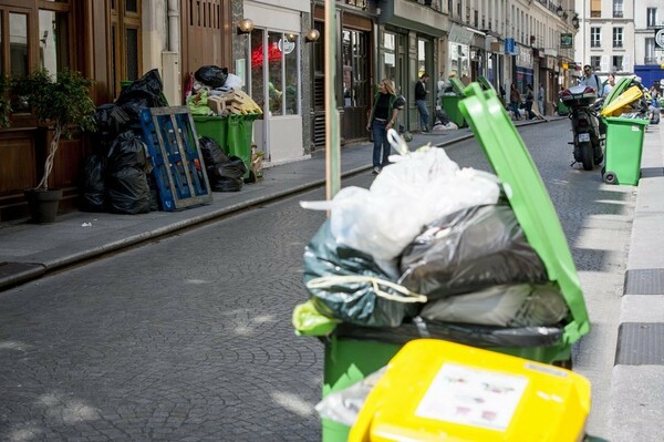 Οι οδοκαθαριστές στο Παρίσι αρνήθηκαν να σταματήσουν την απεργία ενόψει Euro