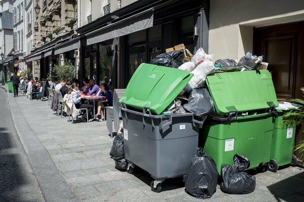 Οι οδοκαθαριστές στο Παρίσι αρνήθηκαν να σταματήσουν την απεργία ενόψει Euro