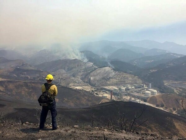 Συναγερμός στην Καλιφόρνια για τη μεγάλη πυρκαγιά που τριπλασιάστηκε σε μέγεθος