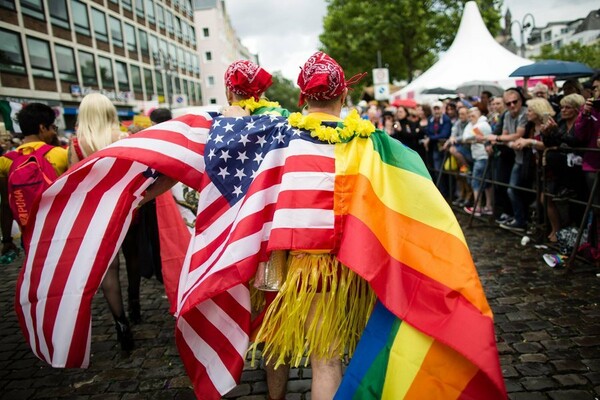 Εκατοντάδες χιλιάδες συμμετείχαν στο Pride της Κολωνίας που ήταν αφιερωμένο στα θύματα του μακελειού στο Ορλάντο