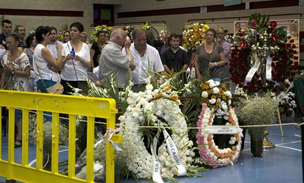 Θρήνος στην κηδεία του ταυρομάχου και διχασμός για το αιματηρό έθιμο