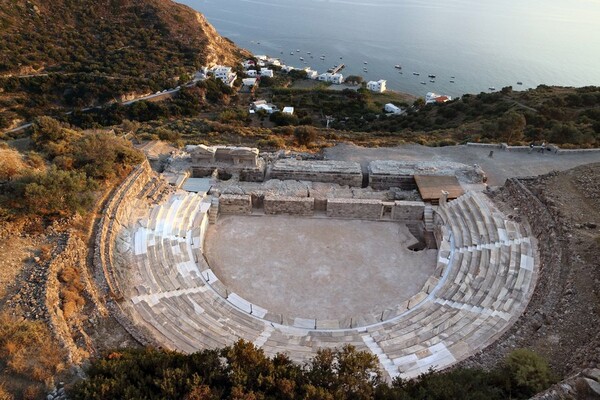 Παραδόθηκε το ανακαινισμένο αρχαίο θέατρο της Μήλου