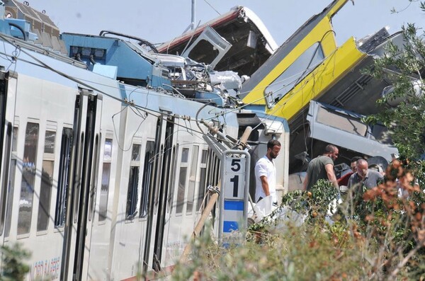 Ο Ρέντσι στο σημείο της τραγωδίας - 25 οι νεκροί στο σιδηροδρομικό δυστύχημα που βύθισε σε πένθος την Ιταλία