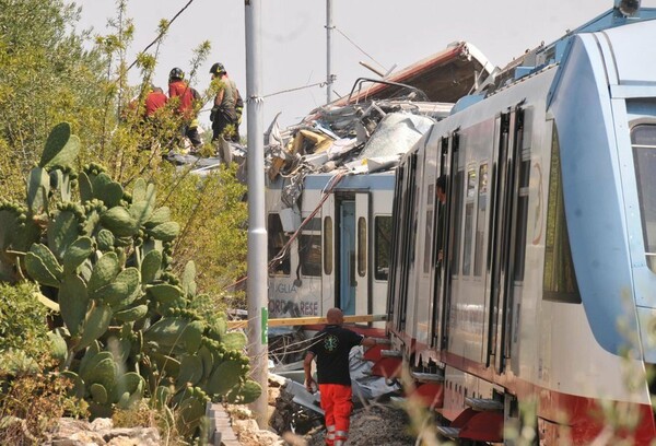 Ο Ρέντσι στο σημείο της τραγωδίας - 25 οι νεκροί στο σιδηροδρομικό δυστύχημα που βύθισε σε πένθος την Ιταλία