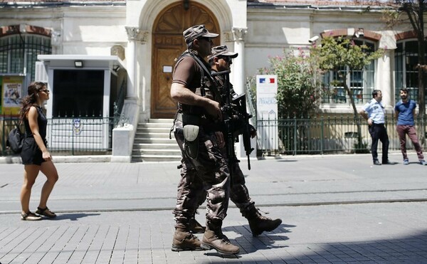 Φρούριο η Κωνσταντινούπολη: Σωματικός έλεγχος σε επιβάτες και ειδικές δυνάμεις σε όλη την πόλη