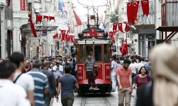 Τουρκία: Σε διαθεσιμότητα επιπλέον 6.500 εργαζόμενοι στο υπουργείο Παιδείας