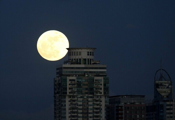 Πώς να τραβήξετε την τέλεια φωτογραφία του «Super Moon» μόνο με το κινητό (χωρίς να μοιάζει με θολή κουκκίδα )