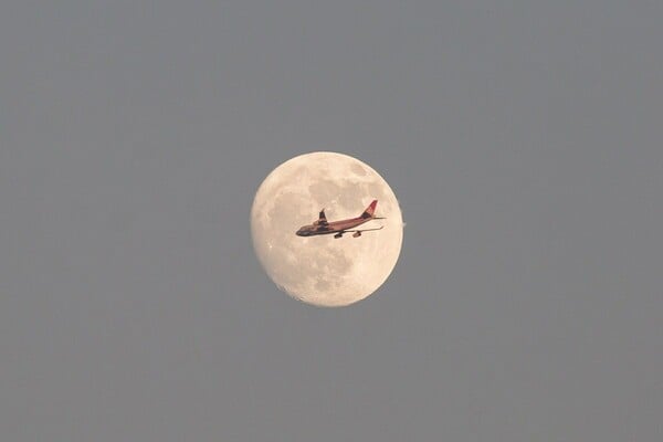 Fly me to the Moon