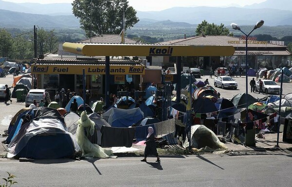 Πολύκαστρο: 26 λεωφορεία με πρόσφυγες έφυγαν από τον καταυλισμό στο βενζινάδικο