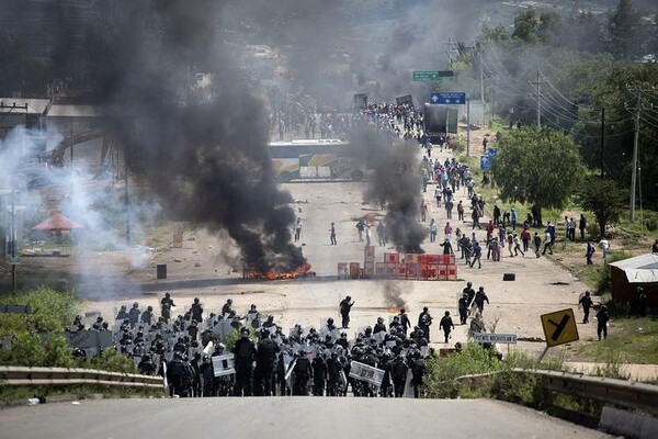 Μεξικό: Έξι νεκροί και 100 τραυματίες σε βίαιες συγκρούσεις εκπαιδευτικών και αστυνομικών