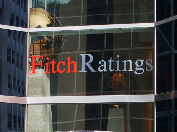 Fitch: Η επιτυχής εφαρμογή του ελληνικού προγράμματος θα οδηγήσει σε αναβάθμιση