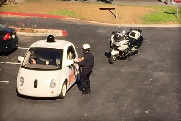Αστυνομικός σταμάτησε το αυτοκινούμενο όχημα της Google για αργή οδήγηση