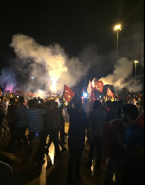 Xιλιάδες Τούρκοι πανηγυρίζουν και φωνάζουν "Αλλάχ Ακμπάρ" στην πλατεία Ταξίμ