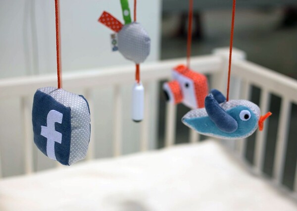 Βρεφικό "παιχνίδι" ποστάρει φωτογραφίες των μωρών αυτόματα στα social media