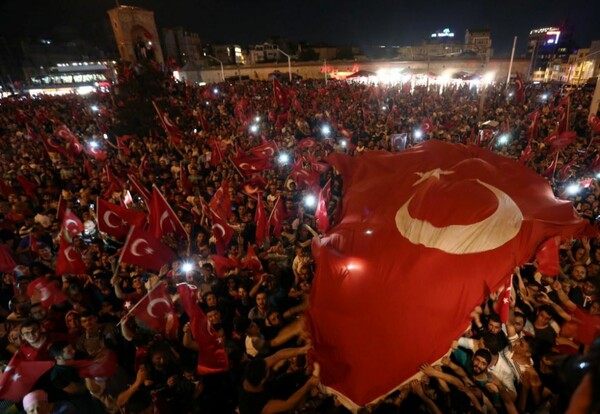 Xιλιάδες Τούρκοι πανηγυρίζουν και φωνάζουν "Αλλάχ Ακμπάρ" στην πλατεία Ταξίμ