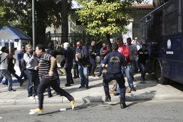 Έξω από το Μαξίμου οι εργαζόμενοι στα ιδιωτικά κανάλια - Έσπασαν τον κλοιό των ΜΑΤ