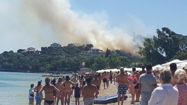 Μάχη με τις φλόγες δίνουν οι πυροσβέστες στην Κέρκυρα προκειμένου να περιορίσουν τρεις πυρκαγιές