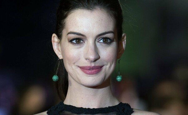 Η Anne Hathaway έχει ένα δυνατό μήνυμα για τις νέες μητέρες που παλεύουν με τα κιλά της εγκυμοσύνης