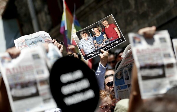 Συνεχίζονται οι εκκαθαρίσεις στην Τουρκία - Συνελήφθησαν 24 δημοσιογράφοι της φιλοκουρδικής εφημερίδας «Ozgur Gundem»