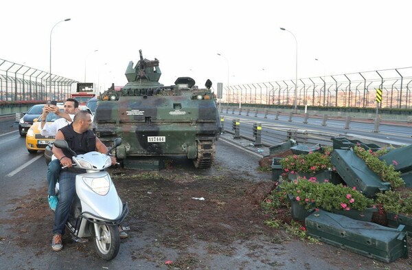 Απομακρύνονται από Κωνσταντινούπολη και Άγκυρα τα τανκς του αποτυχημένου πραξικοπήματος