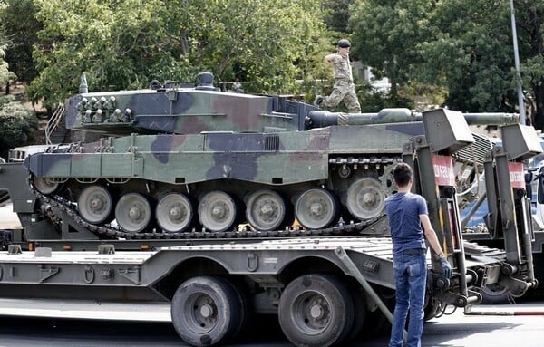 Απομακρύνονται από Κωνσταντινούπολη και Άγκυρα τα τανκς του αποτυχημένου πραξικοπήματος