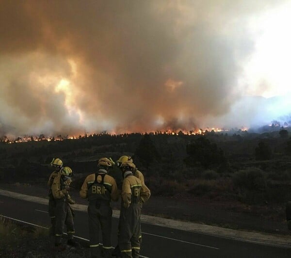 Στο έλεος της πυρκαγιάς οι Κανάριες Νήσοι - 2.500 άνθρωποι εγκατέλειψαν τα σπίτια τους