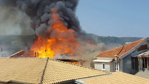 Φωτογραφίες από τη μεγάλη φωτιά στην παλιά πόλη της Λευκάδας