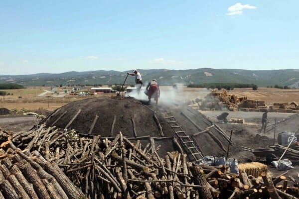 Ένας από τους τελευταίους καρβουνιάρηδες βρίσκεται στα Γρεβενά και συνεχίζει απτόητος την παράδοση