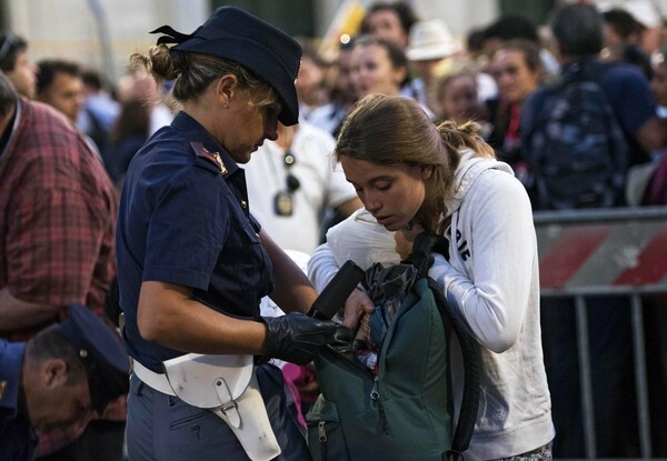 O Πάπας αγιοποίησε την Μητέρα Τερέζα ενώπιων χιλιάδων πιστών, αστέγων και αρχηγών κρατών