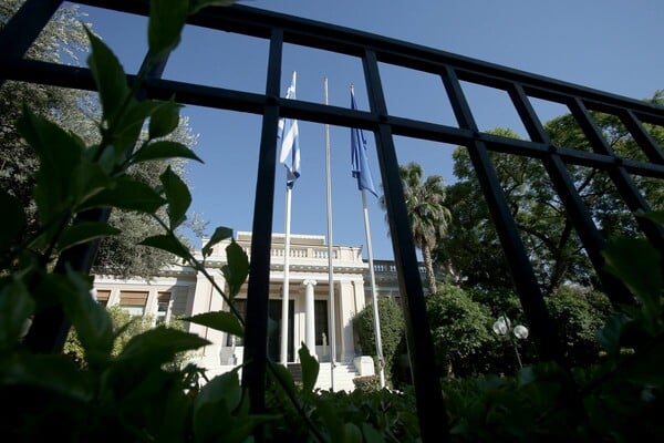 Ευρεία σύσκεψη στο Μαξίμου για το προσφυγικό και την αποσυμφόρηση της Λέσβου