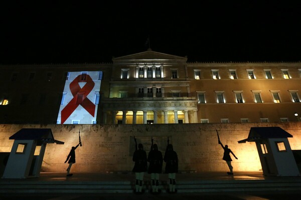 H Boυλή με την κόκκινη κορδέλα κατά του AIDS