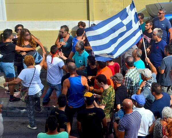 Λέσβος: Μέλη της Χρυσής Αυγής επιτέθηκαν σε ομάδα νεαρών γυναικών