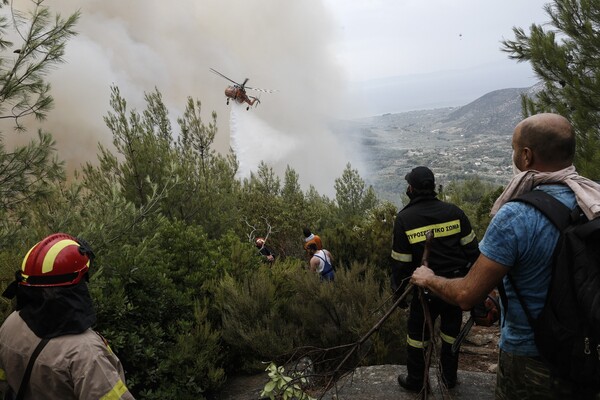 Η Θάσος στις φλόγες - Φωτογραφίες από την καταστροφή που συνεχίζεται για δεύτερη μέρα