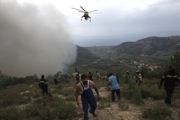 Η Θάσος στις φλόγες - Φωτογραφίες από την καταστροφή που συνεχίζεται για δεύτερη μέρα