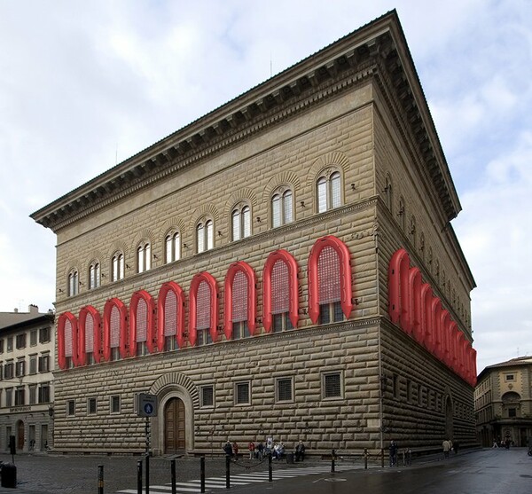 Ο Ai Weiwei τυλίγει το Palazzo Strozzi με σωστικές λέμβους προσφύγων