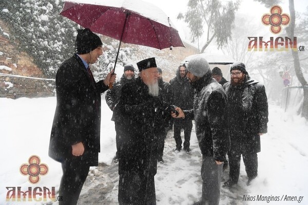 Οι viral φωτογραφίες με τον «παγωμένο» Πατριάρχη Βαρθολομαίο στον Βόσπορο