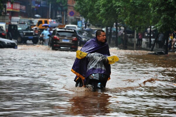 Έξι νεκροί στην Κίνα από τις σφοδρές βροχοπτώσεις