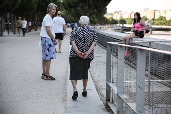 Oι γιαγιάδες των Γιαννιτσών κάθονται στα θρανία για να μάθουν πώς μπορούν ν' ανατρέφουν καλύτερα τα εγγόνια τους