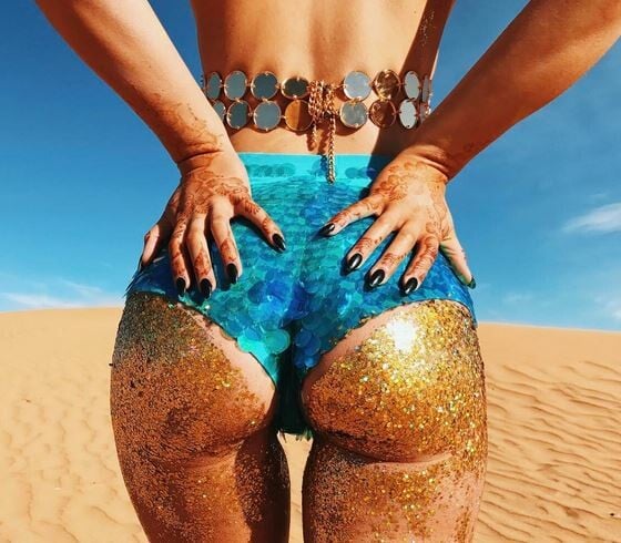 Glitter booty: H νέα, παράξενη τάση στη μόδα θέλει το γκλίτερ να απλώνεται στα γυναικεία οπίσθια