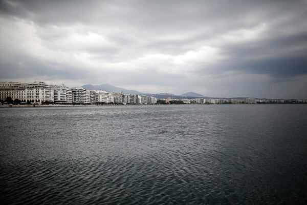 Άστατος καιρός με μικρή πτώση της θερμοκρασίας και ισχυρούς ανέμους στο Αιγαίο