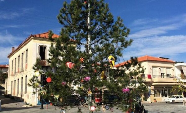 Το πιο λούμπεν Χριστουγεννιάτικο δέντρο είναι φέτος στην Πελοπόννησο