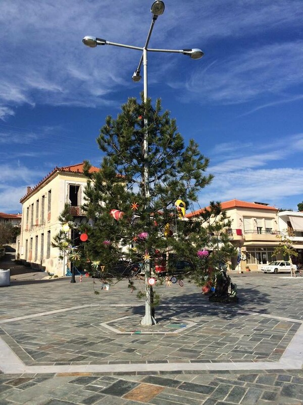 Το πιο λούμπεν Χριστουγεννιάτικο δέντρο είναι φέτος στην Πελοπόννησο