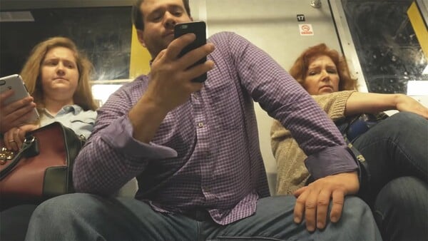 Μanspreading: Άντρες με ανοιχτά τα πόδια στο μετρό- χαλαροί ή ανάγωγοι;