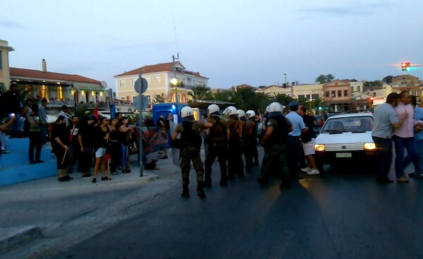 Μυτιλήνη: Επεισόδια μεταξύ πολιτών, ακροδεξιών και αντιεξουσιαστών στην υποστολή σημαίας