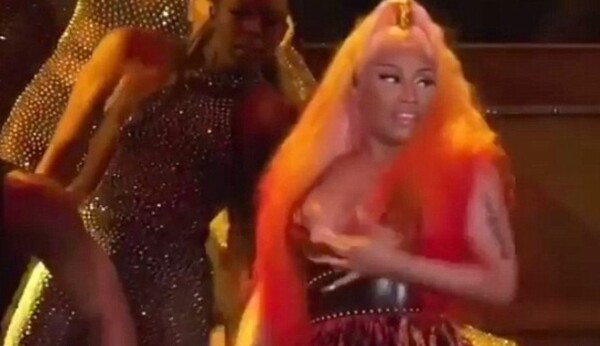 Η Nicki Minaj σε μια πολύ κακή στιγμή - Την πρόδωσε το αποκαλυπτικό ρούχο