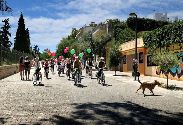 Athens Skirt Ride: Γυναίκες όλων των ηλικιών θα κάνουν ποδήλατο στο κέντρο της Αθήνας φορώντας φούστα και τακούνια