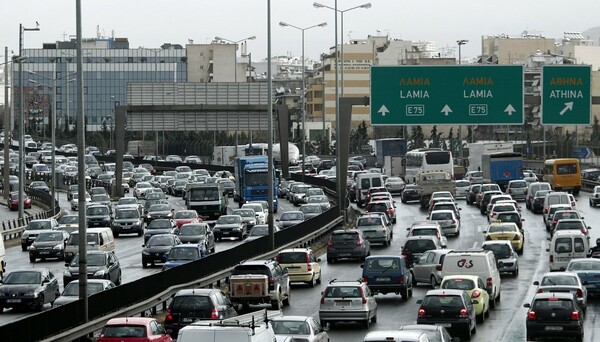 Μποτιλιάρισμα στην Αθηνών - Λαμίας λόγω ανατροπής νταλίκας