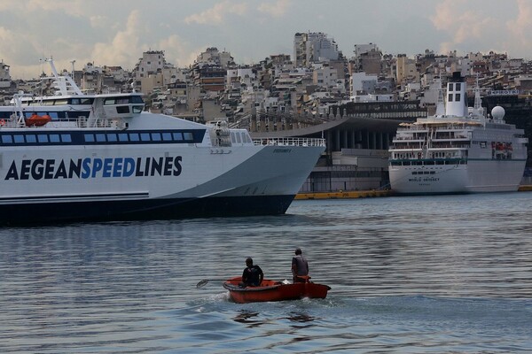 Νεκρός άντρας που έπεσε με τη μηχανή του στο λιμάνι του Πειραιά